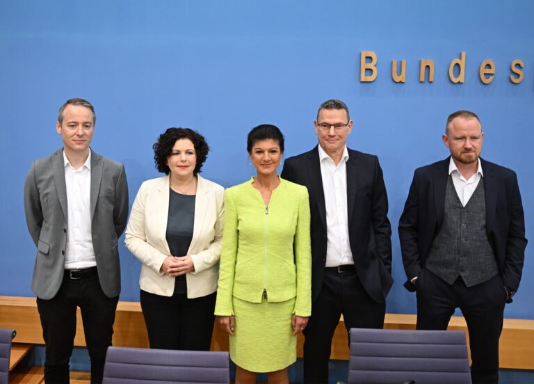 dpatopbilder - 23.10.2023, Berlin: Die Vorstandsmitglieder des Vereins «Bündnis Sahra Wagenknecht - Für Vernunft und Gerechtigkeit» Lukas Schön (l-r), Amira Mohamed Ali, Sarah Wagenknecht, Ralf Suikat und Christian Leye stehen vor der Pressekonferenz zur Gründung des Vereins nebeneinander. Der Verein ist bereits seit einigen Wochen registriert und gilt als Vorstufe zur Gründung einer eigenen Partei der Linken-Politikerin. Foto: Soeren Stache/dpa +++ dpa-Bildfunk +++ (KEYSTONE/DPA/Soeren Stache)