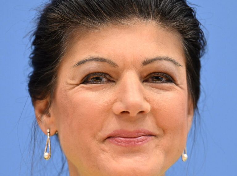 dpatopbilder - 23.10.2023, Berlin: Die Politikerin Sahra Wagenknecht lächelt während der Pressekonferenz zur Gründung des Vereins «Bündnis Sahra Wagenknecht - Für Vernunft und Gerechtigkeit» (BSW). Der Verein ist bereits seit einigen Wochen registriert und gilt als Vorstufe zur Gründung einer eigenen Partei der Linken-Politikerin. Foto: Soeren Stache/dpa +++ dpa-Bildfunk +++ (KEYSTONE/DPA/Soeren Stache)