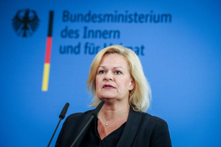 25.10.2023, Berlin: Nancy Faeser (SPD), Bundesministerin für Inneres und Heimat, stellt in einer Pressekonferenz den Entwurf des so genannten Rückführungsverbesserungsgesetzes vor. Das Bundeskabinett hat die Regelungen für schnellere Abschiebungen beschlossen. Hauptziel des Gesetzentwurfs von Bundesinnenministerin Nancy Faeser (SPD) ist es, die Zahl von Abschiebungen, die im letzten Moment scheitern, zu reduzieren. Außerdem sollen die Ausländerbehörden durch verlängerte Fristen entlastet werden. Foto: Kay Nietfeld/dpa +++ dpa-Bildfunk +++ (KEYSTONE/DPA/Kay Nietfeld)