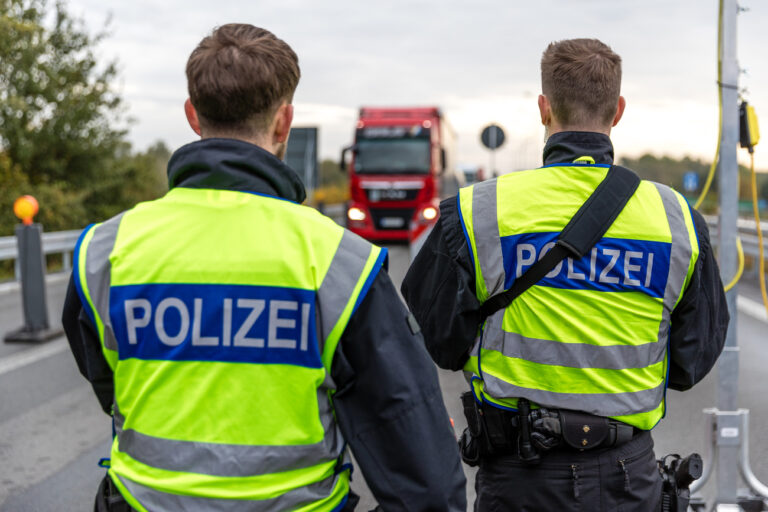 24.10.2023, Brandenburg, Bademeusel: Beamte der Bundespolizei beobachten an der Autobahn A15, an der Grenze zwischen Polen und Deutschland, den aus Polen einreisenden Fahrzeugverkehr. Seit dem 16. Oktober finden vorübergehend stationäre Binnengrenzkontrollen für die Grenzen zu Polen, Tschechien und der Schweiz statt. (zu dpa 