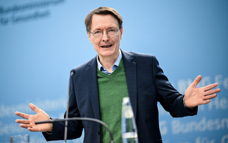 30.10.2023, Berlin: Karl Lauterbach (SPD), Bundesminister für Gesundheit, sprich bei einer Pressekonferenz zur Früherkennung und Versorgung von Herz-Kreislauf-Erkrankungen. Foto: Britta Pedersen/dpa +++ dpa-Bildfunk +++ (KEYSTONE/DPA/Britta Pedersen)