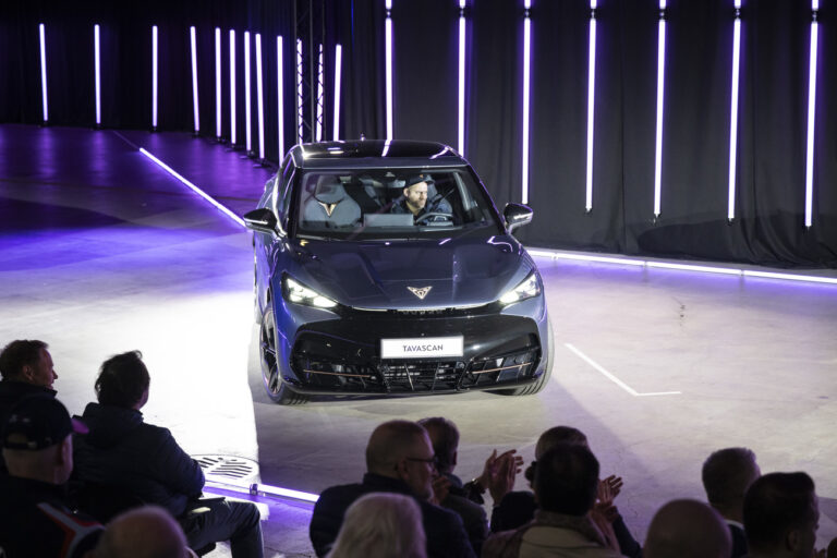 Besucher verfolgen die Praesentation von dem Cupra Tavascan an der Auto Zuerich Messe, aufgenommen am Mittwoch, 1. November 2023 in Zuerich. Die Auto Zuerich zeigt diverse Schweizer Premieren und Europapremieren und dauert vom 01. bis zum 05. November 2023 in der Messe Zuerich (KEYSTONE/Ennio Leanza)