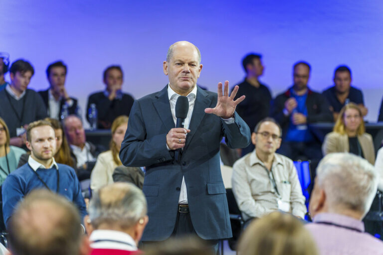 02.11.2023, Baden-Württemberg, Mannheim: Olaf Scholz (SPD), Bundeskanzler, steht in der ·Alten Schildkrötfabrik· beim ·Kanzler-Gespräch· vor den Gästen und geht auf eine Frage ein. Das ·Kanzler-Gespräch· ist eine Reihe von Bürgerdialogen in allen Bundesländern. Der Bundeskanzler nimmt sich vor Ort 90 Minuten Zeit für die Fragen der Bürgerinnen und Bürger. Foto: Andreas Arnold/dpa +++ dpa-Bildfunk +++ (KEYSTONE/DPA/Andreas Arnold)