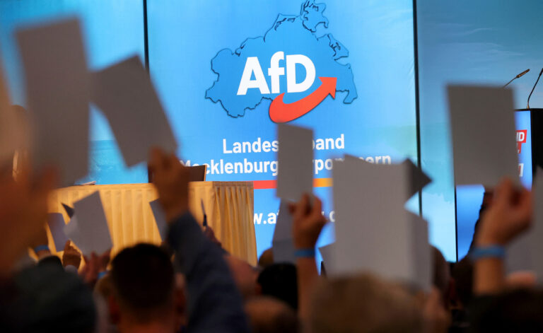 04.11.2023, Mecklenburg-Vorpommern, Neubrandenburg: Auf dem Landesparteitag der AfD wird über einen Antrag abgestimmt. Neben der Neuwahl des Landesvorstandes steht die Einstimmung auf die anstehende Kommunalwahl auf dem Programm. Foto: Bernd Wüstneck/dpa +++ dpa-Bildfunk +++ (KEYSTONE/DPA/Bernd Wüstneck)