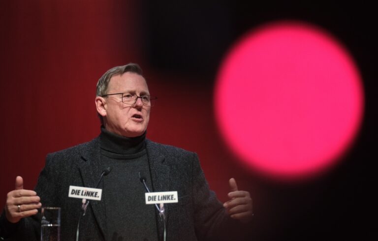 04.11.2023, Sachsen, Chemnitz: Bodo Ramelow (Linke), Ministerpräsident des Landes Thüringen, spricht beim Landesparteitag der sächsischen Linken. Dort sollen der Landesvorstand sowie die Spitzenkandidaten zur kommenden Landtagswahlen nominiert und werden gewählt werden. Foto: Sebastian Willnow/dpa +++ dpa-Bildfunk +++ (KEYSTONE/DPA/Sebastian Willnow)