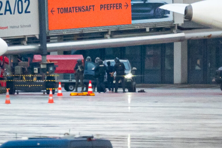 05.11.2023, Hamburg: Ein Mann wird auf dem Flughafen von der Polizei weggeführt. Der bewaffnete Mann, der am Samstagabend mit seinem Auto und seinem vierjährigen Kind auf das Vorfeld des Airports gerast war, sei festgenommen worden, erklärte die Polizei. Foto: Jonas Walzberg/dpa +++ dpa-Bildfunk +++ (KEYSTONE/DPA/Jonas Walzberg)