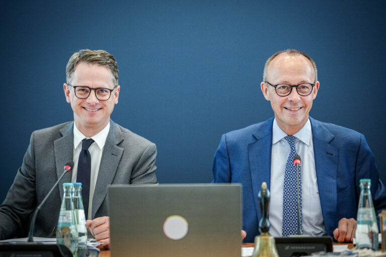 06.11.2023, Berlin: Friedrich Merz (CDU), CDU-Bundesvorsitzender und Unionsfraktionsvorsitzender, und Carsten Linnemann, CDU-Generalsekretär, nehmen an der Bundesvorstandssitzung ihrer Partei teil. Foto: Kay Nietfeld/dpa +++ dpa-Bildfunk +++ (KEYSTONE/DPA/Kay Nietfeld)