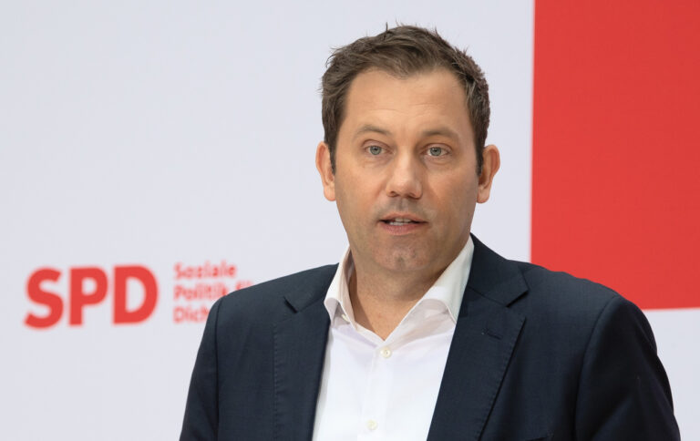 06.11.2023, Berlin: Lars Klingbeil, SPD-Bundesvorsitzender, spricht bei einer Pressekonferenz nach den Gremiensitzungen seiner Partei im Willy-Brandt-Haus in Berlin. Foto: Kilian Genius/dpa +++ dpa-Bildfunk +++ (KEYSTONE/DPA/Kilian Genius)