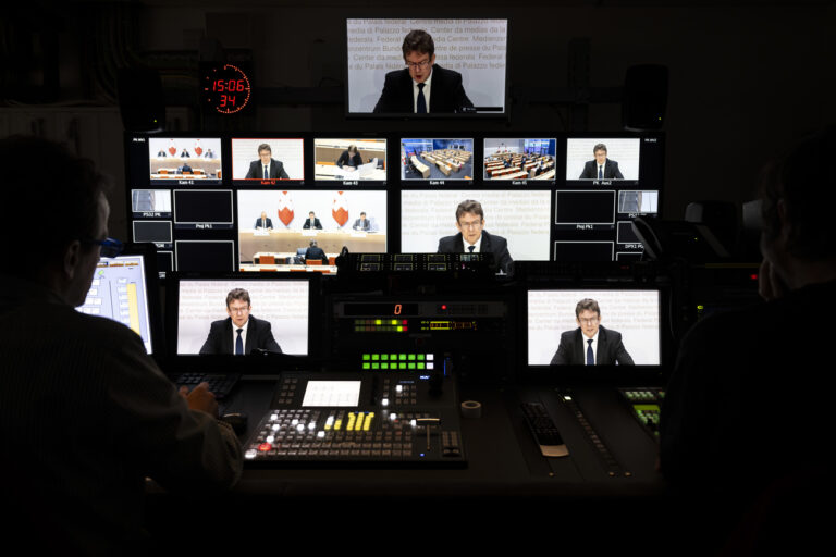 Bundesrat Albert Roesti, erscheint auf Bildschirmen im Regieraum des Schweizer Fernsehens SRF, an einer Medienkonferenz ueber die Eidgenoessische Volksinitiative 