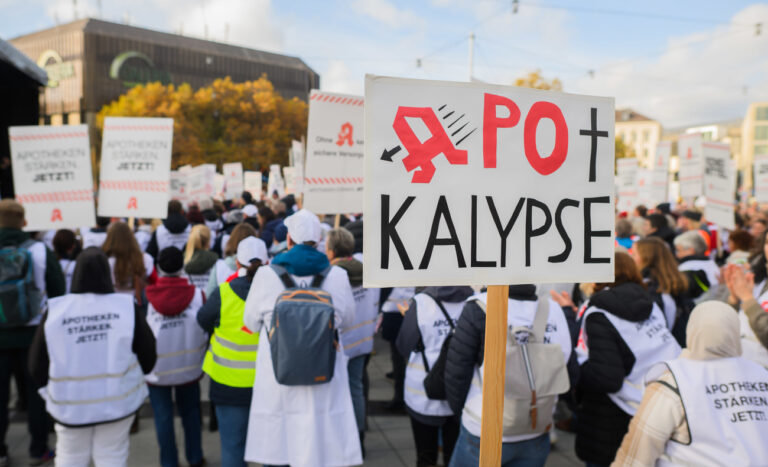 08.11.2023, Niedersachsen, Hannover: Apotheker und Mitarbeiter demonstrieren auf dem Ernst-August-Platz vor dem Hauptbahnhof. Mit geschlossenen Apotheken in ganz Norddeutschland und einer zentralen Kundgebung in Hannover protestieren Apotheker gegen Einsparungen und stagnierende Honorare. Foto: Julian Stratenschulte/dpa +++ dpa-Bildfunk +++ (KEYSTONE/DPA/Julian Stratenschulte)