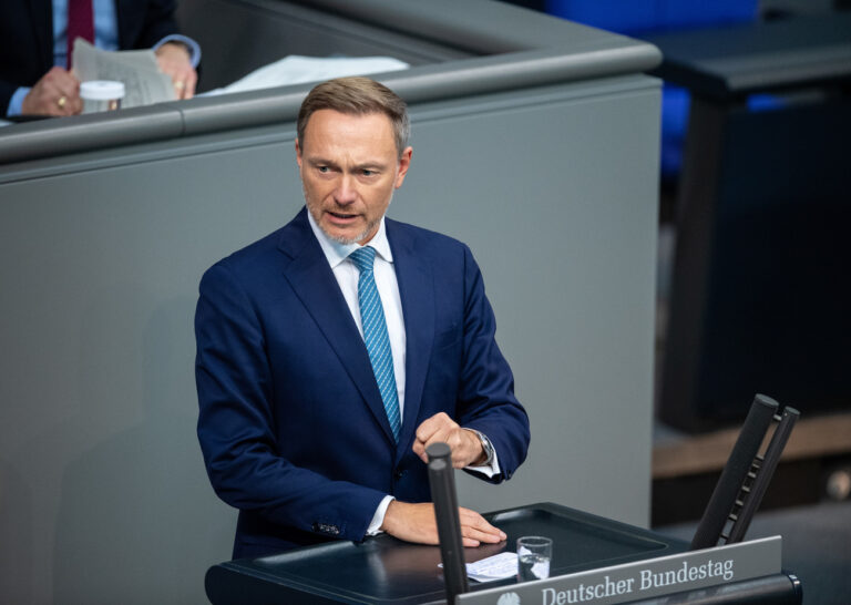 16.11.2023, Berlin: Christian Lindner (FDP), Bundesminister der Finanzen, spricht bei der Sitzung des Bundestags. Thema ist die Aktuelle Stunde zum Urteil des Bundesverfassungsgerichts zum Nachtragshaushalt 2021. Foto: Melissa Erichsen/dpa +++ dpa-Bildfunk +++ (KEYSTONE/DPA/Melissa Erichsen)