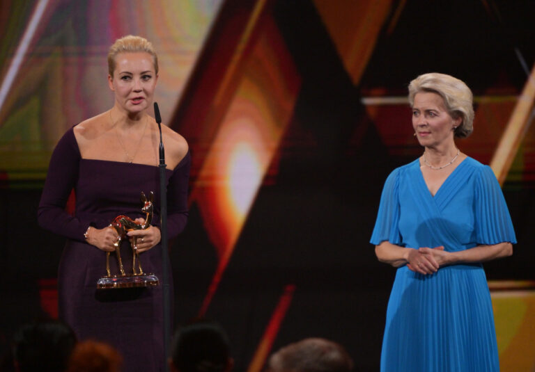 16.11.2023, Bayern, München: Julija Nawalnaja (l) nimmt den Bambi in der Kategorie 