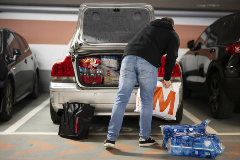 Ein mit Einkaeufen vollgepacktes Auto aus dem Kanton Zuerich, aufgenommen am Samstag, 18. November 2023, im Einkaufszentrum Lago in Konstanz. Finanzministerin Karin Keller-Sutter schlaegt vor, die Wertfreigrenze von 300 auf 150 Franken zu senken. (KEYSTONE/Gian Ehrenzeller)