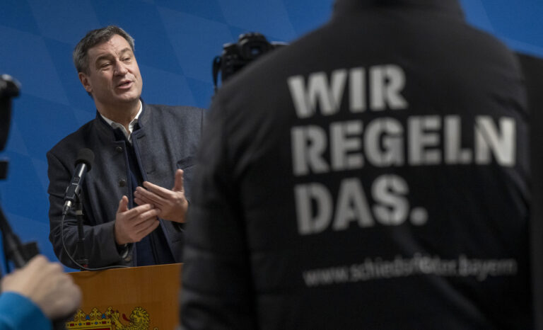 23.11.2023, Bayern, Ingolstadt: Markus Söder, (CSU) Ministerpräsident von Bayern, für Sport und Integration, nimmt nach seinem Besuch beim Landesamt für Asyl und Rückführungen an einer Pressekonferenz teil. Foto: Peter Kneffel/dpa +++ dpa-Bildfunk +++ (KEYSTONE/DPA/Peter Kneffel)