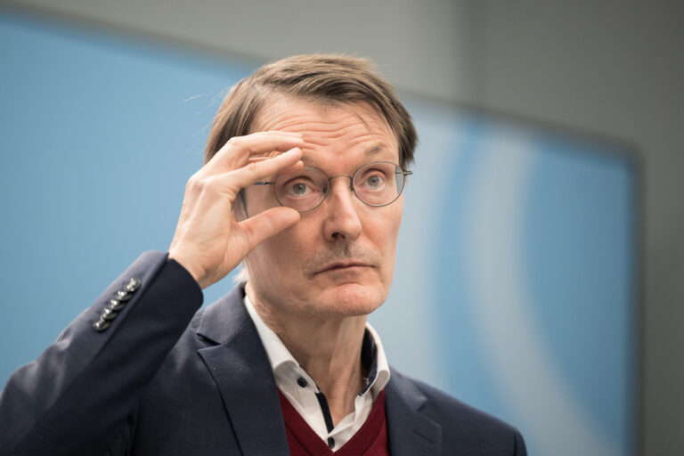 23.11.2023, Berlin: Karl Lauterbach (SPD), Bundesminister für Gesundheit, spricht nach einer Sitzung der Bund-Länder-Arbeitsgruppe zur Krankenhausreform. Foto: Sebastian Christoph Gollnow/dpa +++ dpa-Bildfunk +++ (KEYSTONE/DPA/Sebastian Gollnow)