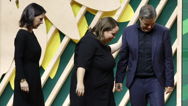 epa10991340 Green party (Die Gruenen) co-chair Ricarda Lang (C) German Economy and Climate Minister Robert Habeck (R) and German Foreign Minister Annalena Baerbock (L), during the annual Federal Delegates Conference in Karlsruhe, Germany, 23 November 2023. The 49th annual Federal Delegates Conference 2023 of Green party (Die Gruenen) runs from 23 to 26 November 2023 in Karlsruhe. EPA/RONALD WITTEK