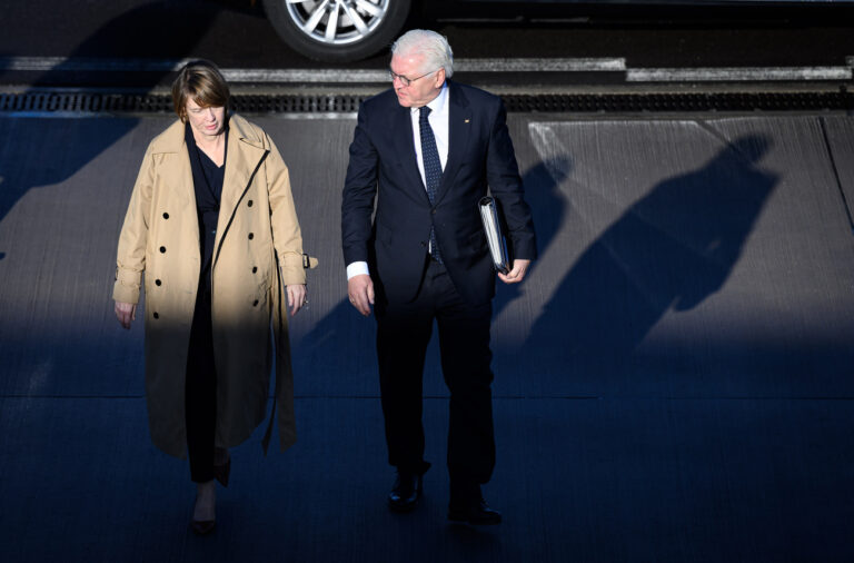 26.11.2023, Brandenburg, Schönefeld: Bundespräsident Frank-Walter Steinmeier und seine Frau Elke Büdenbender steigen auf dem militärischen Teil vom Flughafen Berlin Brandenburg in einen Airbus A350 der Flugbereitschaft der Bundeswehr, um nach Tel Aviv (Israel) zu fliegen. Bundespräsident Steinmeier und seine Frau besuchen im Rahmen einer viertägigen Nahost-Reise als erste Station zusammen mit Bundestagspräsidentin Bas das im Krieg befindliche Israel. Anschließend reisen sie nach Oman und Katar weiter. Foto: Bernd von Jutrczenka/dpa +++ dpa-Bildfunk +++ (KEYSTONE/DPA/Bernd von Jutrczenka)