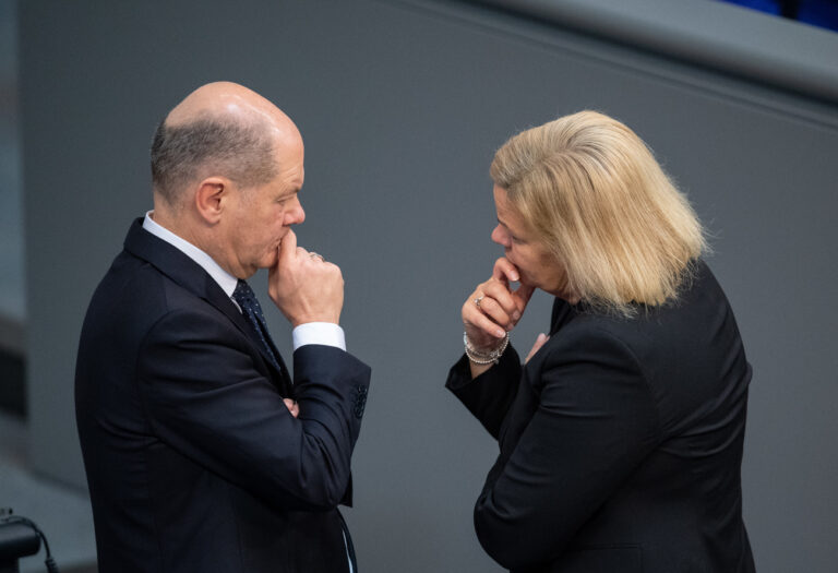 28.11.2023, Berlin: Bundeskanzler Olaf Scholz (SPD, l) und Nancy Faeser (SPD), Bundesinnenministerin, unterhalten sich nach einer Regierungserklärung zur Haushaltslage im Bundestag. Foto: Melissa Erichsen/dpa +++ dpa-Bildfunk +++ (KEYSTONE/DPA/Melissa Erichsen)