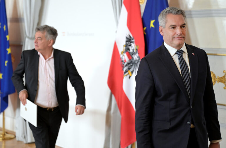 ABD0043_20231129 - WIEN - ÖSTERREICH: Vizekanzler Werner Kogler (Grüne) und Bundeskanzler Karl Nehammer (ÖVP) beim Pressefoyer nach einer Sitzung des Ministerrates am Mittwoch, 29. November 2023, in Wien. - FOTO: APA/ROLAND SCHLAGER