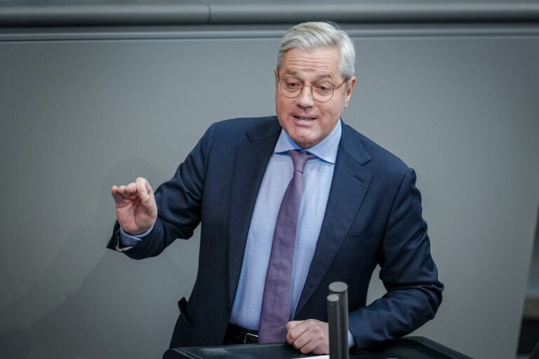 01.12.2023, Berlin: Norbert Röttgen, CDU-Bundestagsabgeordneter, spricht im Plenum des Bundestags. Thema ist die UN-Klimakonferenz. Foto: Kay Nietfeld/dpa +++ dpa-Bildfunk +++ (KEYSTONE/DPA/Kay Nietfeld)