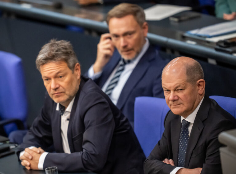 ARCHIV - 28.11.2023, Berlin: Bundeskanzler Olaf Scholz (SPD, r), verfolgt neben Robert Habeck (Bündnis 90/Die Grünen, l), Bundesminister für Wirtschaft und Klimaschutz, und Christian Lindner (FDP), Bundesminister der Finanzen, die Debatte zur Haushaltslage im Bundestag. Die Ampel-Koalition steht in der Haushaltskrise unter Entscheidungsdruck. Wenn der Bundeshaushalt 2024 noch in diesem Jahr verabschiedet werden soll, müssen sich SPD, FDP und Grüne angesichts von Milliardenlöchern nach dem Urteil des Bundesverfassungsgerichts bald auf den weiteren Kurs einigen. (zu dpa: «Haushaltskrise: Ampel unter Entscheidungsdruck - Streit um Sozialetat») Foto: Michael Kappeler/dpa +++ dpa-Bildfunk +++ (KEYSTONE/DPA/Michael Kappeler)