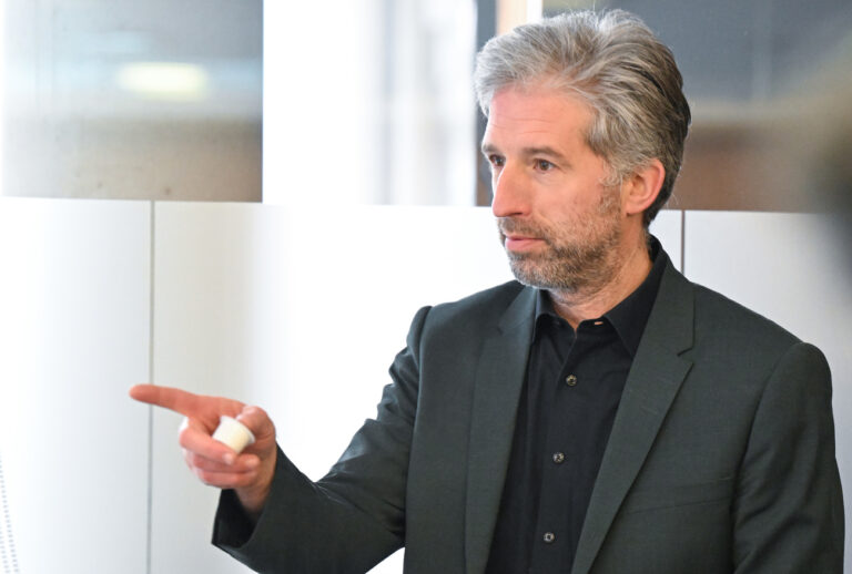 04.12.2023, Baden-Württemberg, Tübingen: Boris Palmer, Oberbürgermeister von Tübingen, spricht im Landratsamt bei einer Pressekonerenz. Palmer bestätigt bei einer Pressekonferenz, dass er sich bei den Kommunalwahlen in 2024 für die Freie Wähler Vereinigung (FWV) engagieren will. Foto: Bernd Weißbrod/dpa +++ dpa-Bildfunk +++ (KEYSTONE/DPA/Bernd Weißbrod)