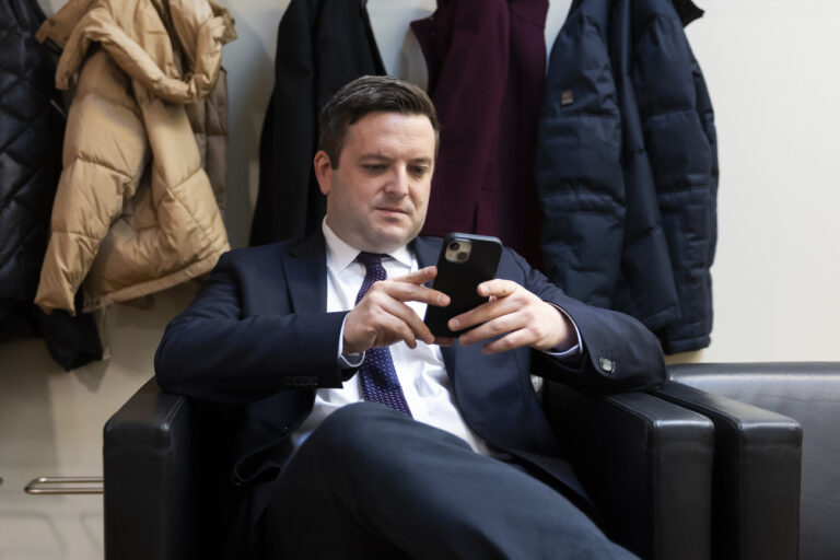Bundesratskandidat Jon Pult, Nationalrat SP-GR, benutzt sein Mobiltelefon, vor Beginn seines Hearings bei der Konferenz baeuerlicher Parlamentarier, am Montag, 4. Dezember 2023 im Bundeshaus in Bern. (KEYSTONE/Peter Klaunzer)