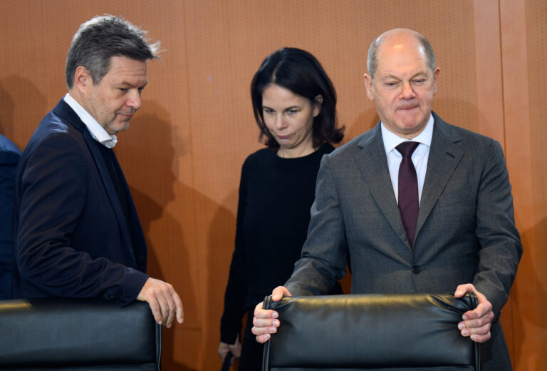 dpatopbilder - 06.12.2023, Berlin: Robert Habeck (l-r, Bündnis 90/Die Grünen), Bundesminister für Wirtschaft und Klimaschutz, Annalena Baerbock (Bündnis 90/Die Grünen), Außenministerin, und Bundeskanzler Olaf Scholz (SPD) stehen zu Beginn der Kabinettssitzung der Bundesregierung im Bundeskanzleramt. Foto: Bernd von Jutrczenka/dpa +++ dpa-Bildfunk +++ (KEYSTONE/DPA/Bernd von Jutrczenka)