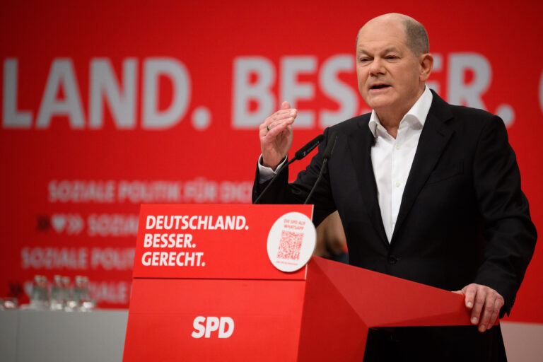09.12.2023, Berlin: Bundeskanzler Olaf Scholz (SPD) spricht beim ordentlichen Bundesparteitag der SPD auf dem Berliner Messegelände. Vom 08. bis 10.12.2023 wollen die Delegierten unter anderem einen Leitantrag zur Modernisierung Deutschlands verabschieden, mit dem sich die SPD für die nächste Bundestagswahl 2025 aufstellen will. Foto: Bernd von Jutrczenka/dpa +++ dpa-Bildfunk +++ (KEYSTONE/DPA/Bernd von Jutrczenka)