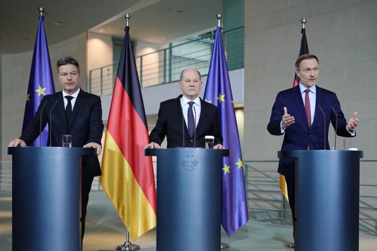 13.12.2023, Berlin: Robert Habeck (l-r, Bündnis 90/Die Grünen), Bundesminister für Wirtschaft und Klimaschutz, Bundeskanzler Olaf Scholz (SPD) und Christian Lindner (FDP), Bundesminister der Finanzen, geben ein Pressestatement zur Einigung für den Bundeshaushalt 2024 im Bundeskanzleramt. Foto: Kay Nietfeld/dpa +++ dpa-Bildfunk +++ (KEYSTONE/DPA/Kay Nietfeld)