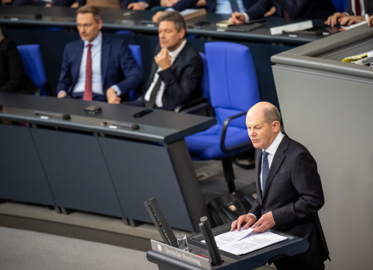 13.12.2023, Berlin: Christian Lindner (FDP), Bundesminister der Finanzen, Robert Habeck (Bündnis 90/Die Grünen), Bundesminister für Wirtschaft und Klimaschutz, und Bundeskanzler Olaf Scholz (SPD) nehmen an der Sitzung des Bundestags mit der Regierungserklärung des Bundeskanzlers teil. In der Nacht haben sich die Ampelparteien auf einen Bundeshaushalt für das Jahr 2024 geeinigt. Foto: Michael Kappeler/dpa +++ dpa-Bildfunk +++ (KEYSTONE/DPA/Michael Kappeler)