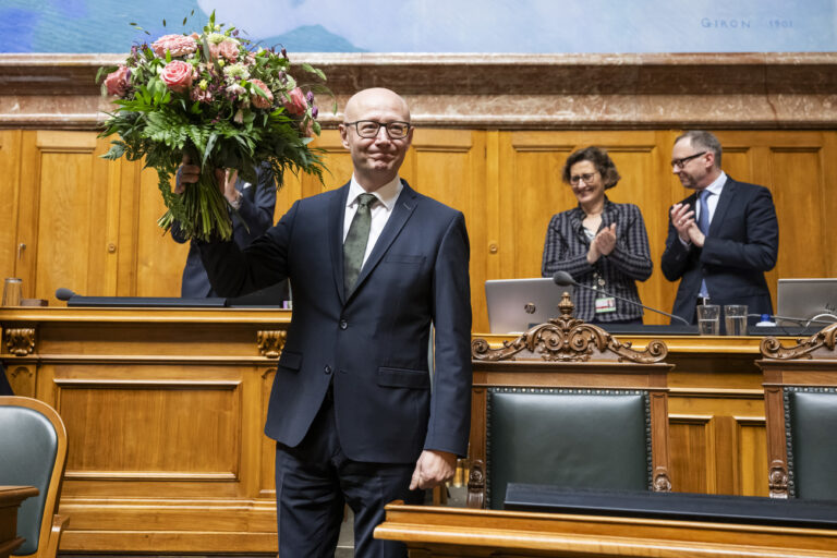 Der soeben zum Bundeskanzler gewaehlte Viktor Rossi freut sich mit Blumen, waehrend den Gesamterneuerungswahlen des Bundesrates durch die Vereinigte Bundesversammlung, am Mittwoch, 13. Dezember 2023 in Bern. (KEYSTONE/Peter Schneider)