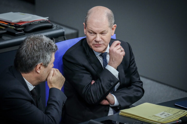 13.12.2023, Berlin: Robert Habeck (l, Bündnis 90/Die Grünen), Bundesminister für Wirtschaft und Klimaschutz, und Bundeskanzler Olaf Scholz (SPD) nehmen nach der Regierungserklärung im Bundestag an der Sitzung teil. In der Nacht haben sich die Ampelparteien auf einen Bundeshaushalt für das Jahr 2024 geeinigt. Foto: Kay Nietfeld/dpa +++ dpa-Bildfunk +++ (KEYSTONE/DPA/Kay Nietfeld)