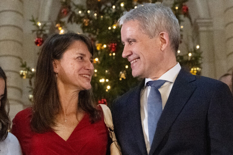 Tracy Jans-Glass, Ehefrau, mit Bundesrat Beat Jans beim Familienfoto nach der Wahl durch die Vereinigte Bundesversammlung, am Mittwoch, 13. Dezember 2023 in Bern. (KEYSTONE/Marcel Bieri)