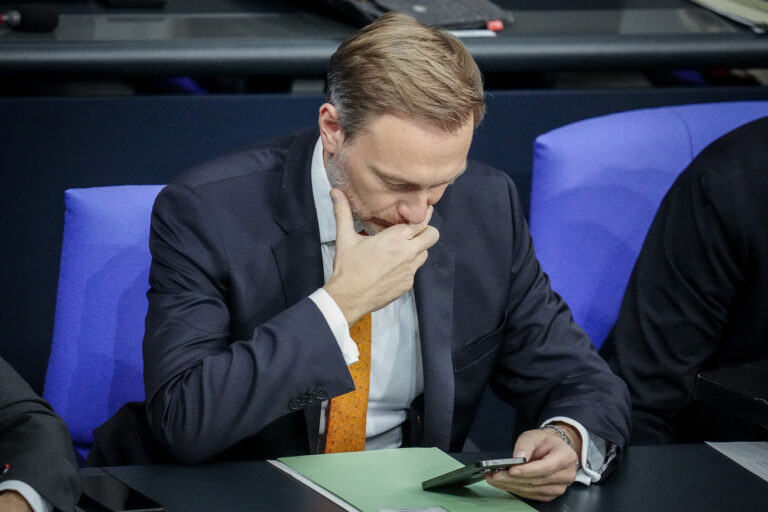 14.12.2023, Berlin: Christian Lindner (FDP), Bundesminister der Finanzen, nimmt an der Sitzung des Bundestags teil. Thema war die Bekämpfung der Finanzkriminalität. Foto: Kay Nietfeld/dpa +++ dpa-Bildfunk +++ (KEYSTONE/DPA/Kay Nietfeld)