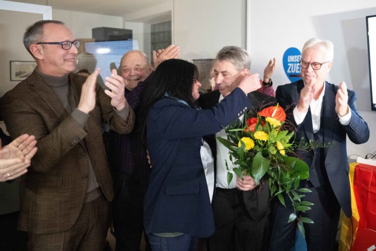 17.12.2023, Sachsen, Pirna: Jörg Urban (l), Vorsitzender der AfD in Sachsen, Tim Lochner (2.v.r.), der für die Oberbürgermeisterwahl von der AfD aufgestellte Kandidat, und Bodo Herath (r), Fraktionsvorsitzender der AfD-Stadtratsfraktion in Pirna, jubeln während der Wahlparty ihrer Partei. Lochner gewinnt die Wahl im zweiten Wahlgang und ist neuer Oberbürgermeister von Pirna. Foto: Sebastian Kahnert/dpa +++ dpa-Bildfunk +++ (KEYSTONE/DPA/Sebastian Kahnert)