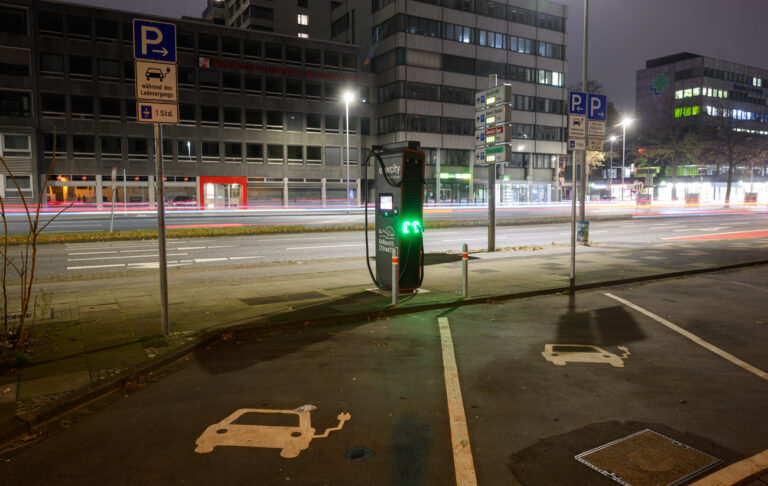 19.12.2023, Niedersachsen, Hannover: Zwei Parkplätze markieren Lademöglichkeiten für Elektroautos. Nach dem plötzlichen Ende der Kaufprämie für Elektroautos schauen Kunden nun in die Röhre. Die Industrie protestiert und beklagt einen Vertrauensverlust in die Politik. Als Teil ihres Sparprogramms vereinbarten die Koalitionsspitzen der Ampel von SPD, Grünen und FDP vor wenigen Tagen, die staatliche Förderung «zeitnah» auslaufen zu lassen. Foto: Julian Stratenschulte/dpa +++ dpa-Bildfunk +++ (KEYSTONE/DPA/Julian Stratenschulte)