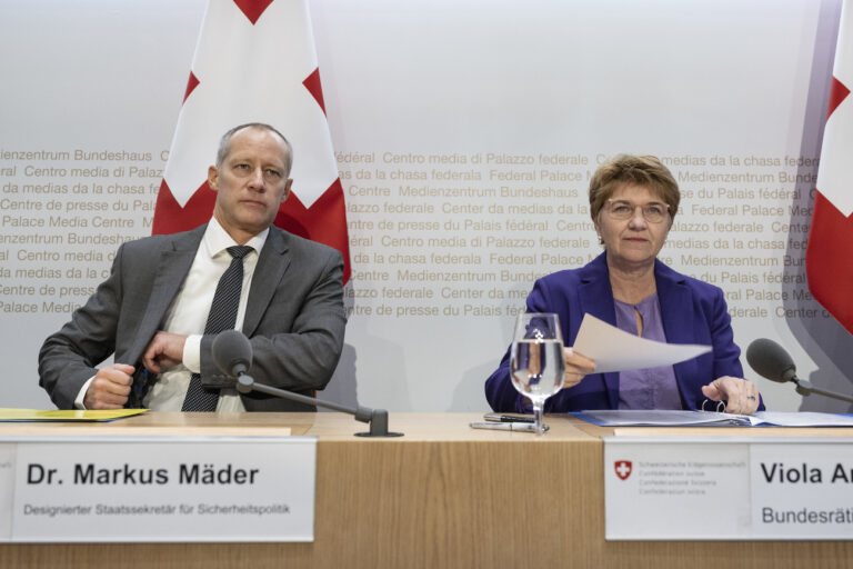 Bundesraetin Viola Amherd, rechts, stellt Markus Maeder, neuer Staatssekretaer fuer Sicherheitspolitik vor, am Freitag, 22. Dezember 2023, in Bern. (KEYSTONE/Peter Schneider)