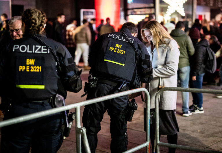 ARCHIV - 31.12.2022, Baden-Württemberg, Stuttgart: Polizisten kontrollieren am Silvesterabend Menschen am Schlossplatz. Im Stuttgarter Stadtring gilt am kommenden Silvester erneut ein Feuerwerksverbot. Wie bereits im vergangenen Jahr soll es auch dieses Mal strenge Kontrollen und verstärkten Polizeieinsatz geben (zu dpa «Nach Randale und Angriffen: Polizei bereitet sich auf Silvester vor») Foto: Christoph Schmidt/dpa +++ dpa-Bildfunk +++ (KEYSTONE/DPA/Christoph Schmidt)