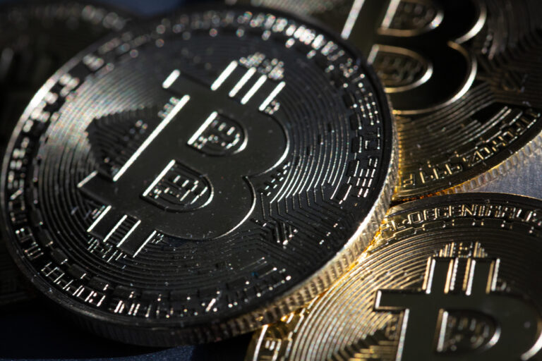 Ritterschlag für Bitcoin: 2023 stieg der Wert der Kryptowährung um fast 150 Prozent. Heute könnte die US-Börsenaufsicht Bitcoin-ETFs genehmigen. Lohnt es sich, jetzt in die Technologie zu investieren?