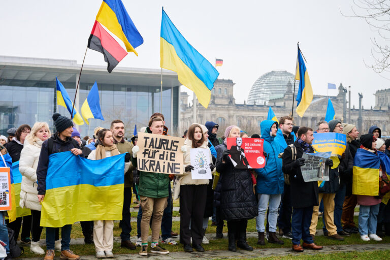 06.01.2024, Berlin: ·Taurus für die Ukraine· steht auf einem Schild, während einige Demonstrantinnen und Demonstranten im Regierungsviertel demonstrieren und Waffen für die Ukraine fordern. Foto: Annette Riedl/dpa +++ dpa-Bildfunk +++ (KEYSTONE/DPA/Annette Riedl)