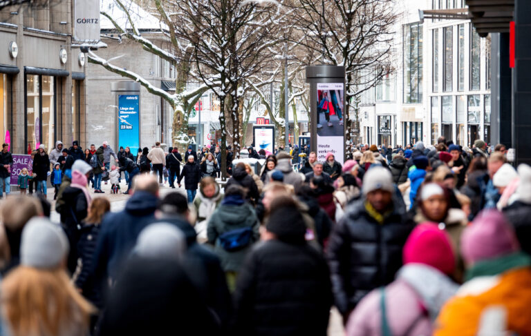 07.01.2024, Hamburg: Passanten gehen während des verkaufsoffenen Sonntags durch die Innenstadt. Foto: Daniel Bockwoldt/dpa - ACHTUNG: Verwendung nur im vollen Format +++ dpa-Bildfunk +++ (KEYSTONE/DPA/Daniel Bockwoldt)