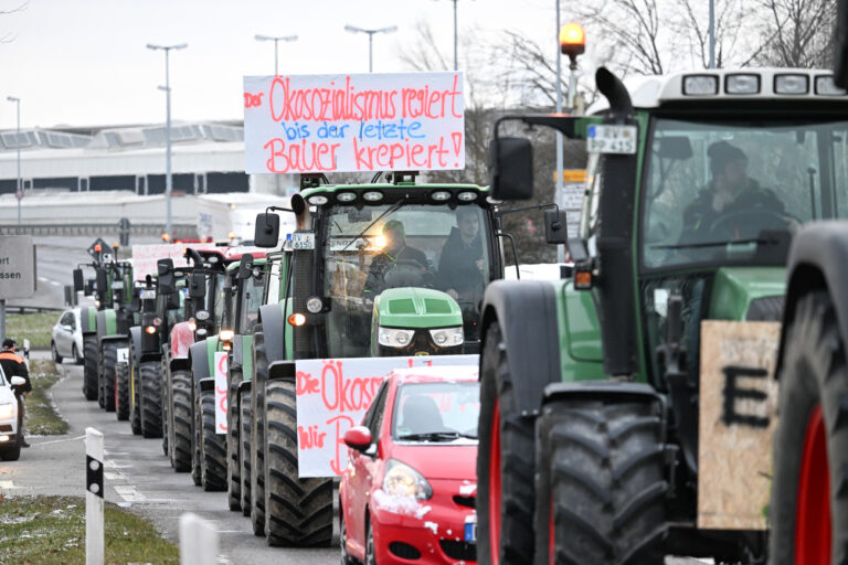08.01.2024, Baden-Württemberg, Ravensburg: Bauern fahren in ihren Traktoren lagsam durch die Innenstadt von Ravensburg und lassen kein Fahrzeug überholen. Als Reaktion auf die Sparpläne der Bundesregierung hat der Bauernverband zu einer Aktionswoche mit Kundgebungen und Sternfahrten ab dem 8. Januar aufgerufen. Sie soll am 15. Januar in einer Großdemonstration in der Hauptstadt gipfeln. Foto: Felix Kästle/dpa +++ dpa-Bildfunk +++ (KEYSTONE/DPA/Felix Kästle)