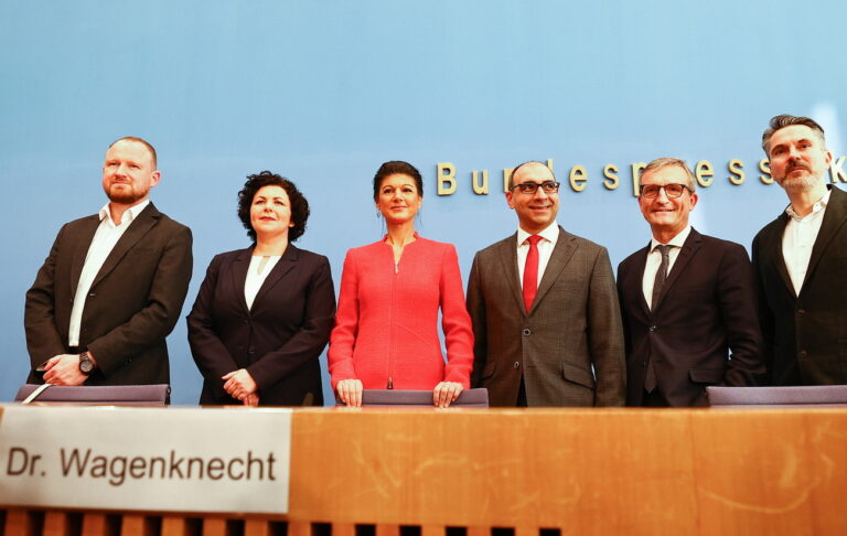 epa11064435 Sahra Wagenknecht (C) poses with her team prior to the founding press conference of her new party Alliance Sahra Wagenknecht (BSW) in Berlin, Germany, 08 January 2024. EPA/FILIP SINGER