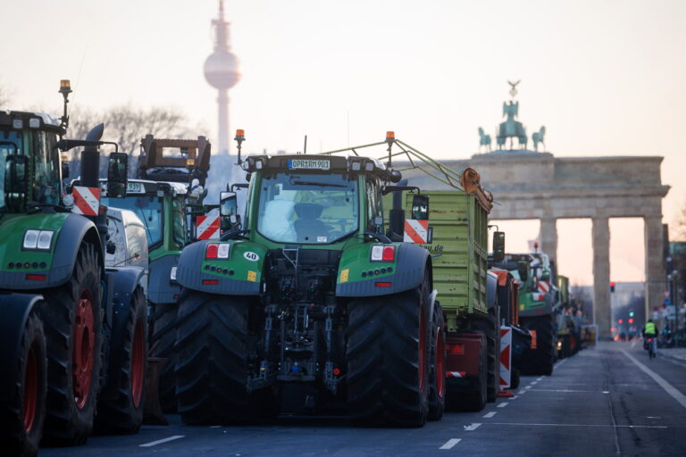 Wird der Bauer unbequem, ist er plötzlich rechtsextrem: Deutsche Medien lenken in grossem Stil vom Inhalt der Bauernproteste ab. Dafür warnen sie vor dem Ende der Demokratie