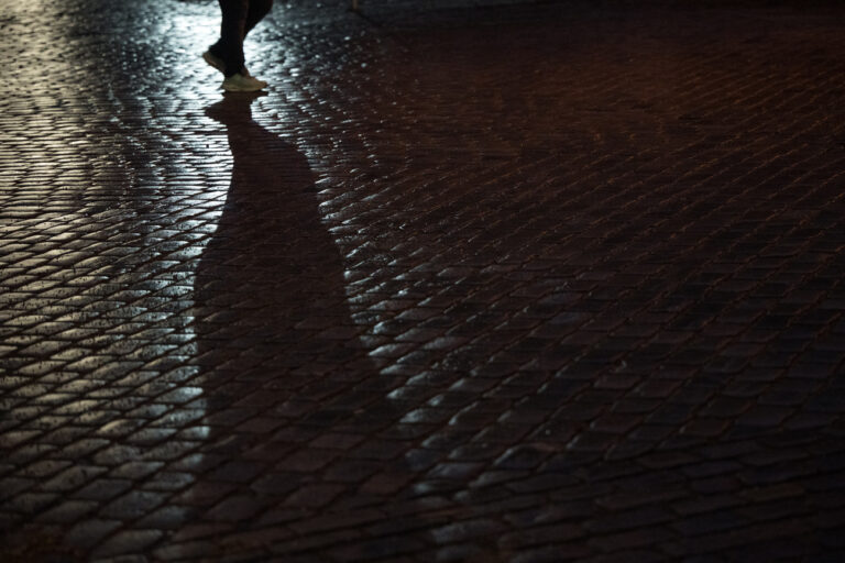 12.01.2024, Berlin: Ein Mann geht im Schein einer Lampe über eine Straße. Nach Tagen mit Minusgraden kommt es nun zu glatten Straßen und Gehwegen. Foto: Sebastian Gollnow/dpa +++ dpa-Bildfunk +++ (KEYSTONE/DPA/Sebastian Gollnow)