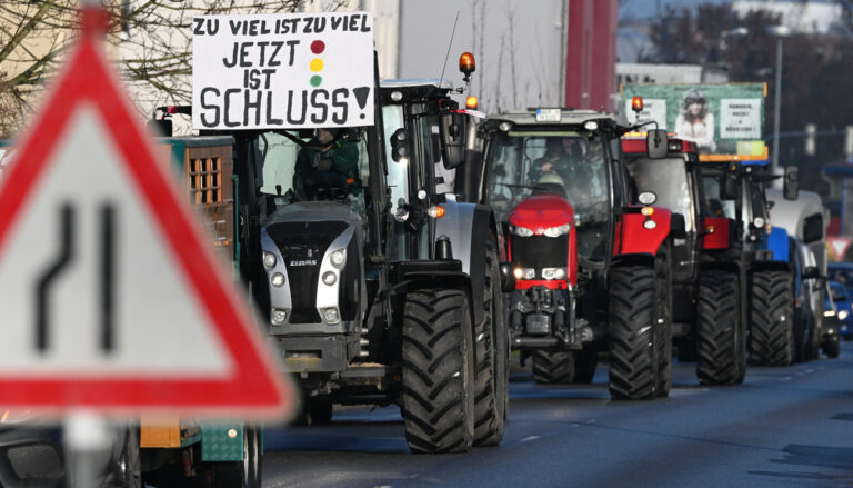 12.01.2024, Mecklenburg-Vorpommern, Lüssow: Landwirte fahren mit ihren Treckern in einem Protestzug. Am Freitagvormittag waren Bauern mit Traktoren auch nach Lüssow gefahren, um den Schäfer zu unterstützen, der rund 400 Schafe über die Bundesstraße B194 und durch ein Gewerbegebiet bei Stralsund zu einer Koppel getrieben hat. Foto: Stefan Sauer/dpa +++ dpa-Bildfunk +++ (KEYSTONE/DPA/Stefan Sauer)