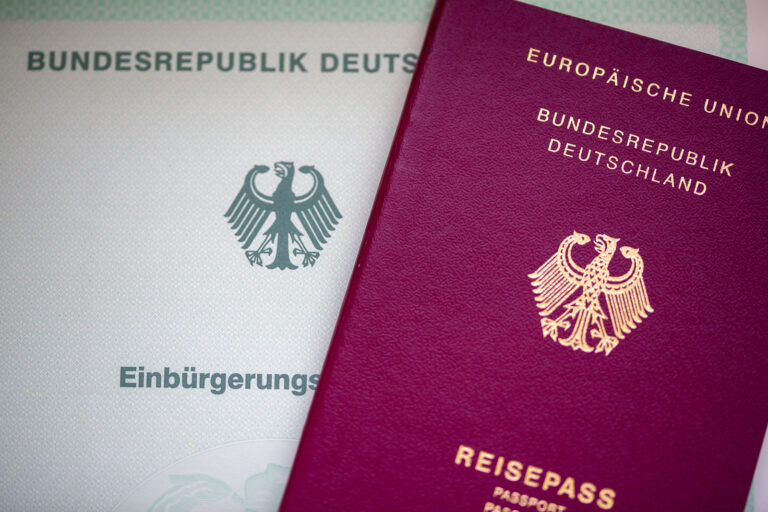 In Deutschland wurden 2023 über 200.000 Menschen eingebürgert. Die meisten stammen aus Syrien