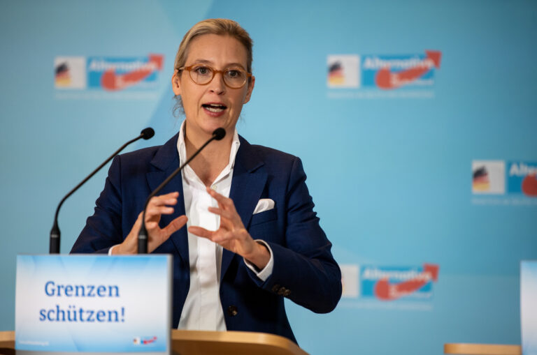 ARCHIV - 14.11.2023, Berlin: Alice Weidel (AfD), Vorsitzende der AfD-Fraktion im Bundestag, spricht vor Beginn der Fraktionssitzung der AfD im Bundestag. Die Bundessprecherin der Afd, Alice Weidel, wird am Samstag bei einem Neujahrsempfang der Partei in Duisburg erwartet. Die Polizei rechnet mit einer hohen dreistelligen Zahl von Gegendemonstranten. (zu dpa: «AfD-Neujahrsempfang beginnt in Duisburg: Proteste erwartet») Foto: Melissa Erichsen/dpa +++ dpa-Bildfunk +++ (KEYSTONE/DPA/Melissa Erichsen)