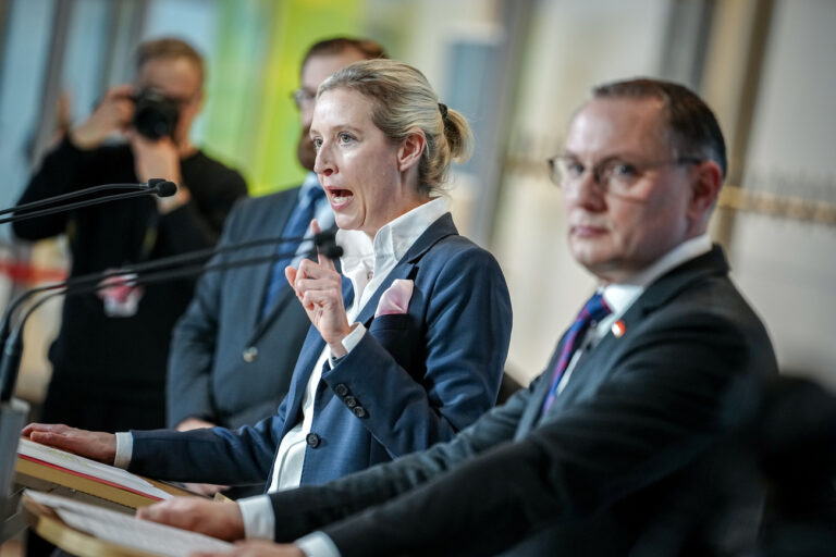 16.01.2024, Berlin: Alice Weidel, AfD-Bundesvorsitzende und Fraktionsvorsitzende der AfD, und Tino Chrupalla, AfD-Bundesvorsitzender und Fraktionsvorsitzender der AfD, geben zu Beginn der Fraktionssitzung ihrer Partei ein Pressestatement. Foto: Kay Nietfeld/dpa +++ dpa-Bildfunk +++ (KEYSTONE/DPA/Kay Nietfeld)